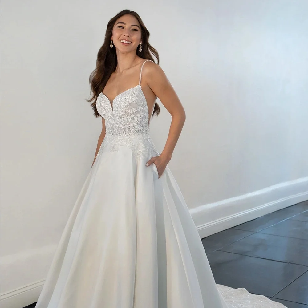 Elegant A-Line Wedding Gown with Lace Bodice and Spaghetti Straps